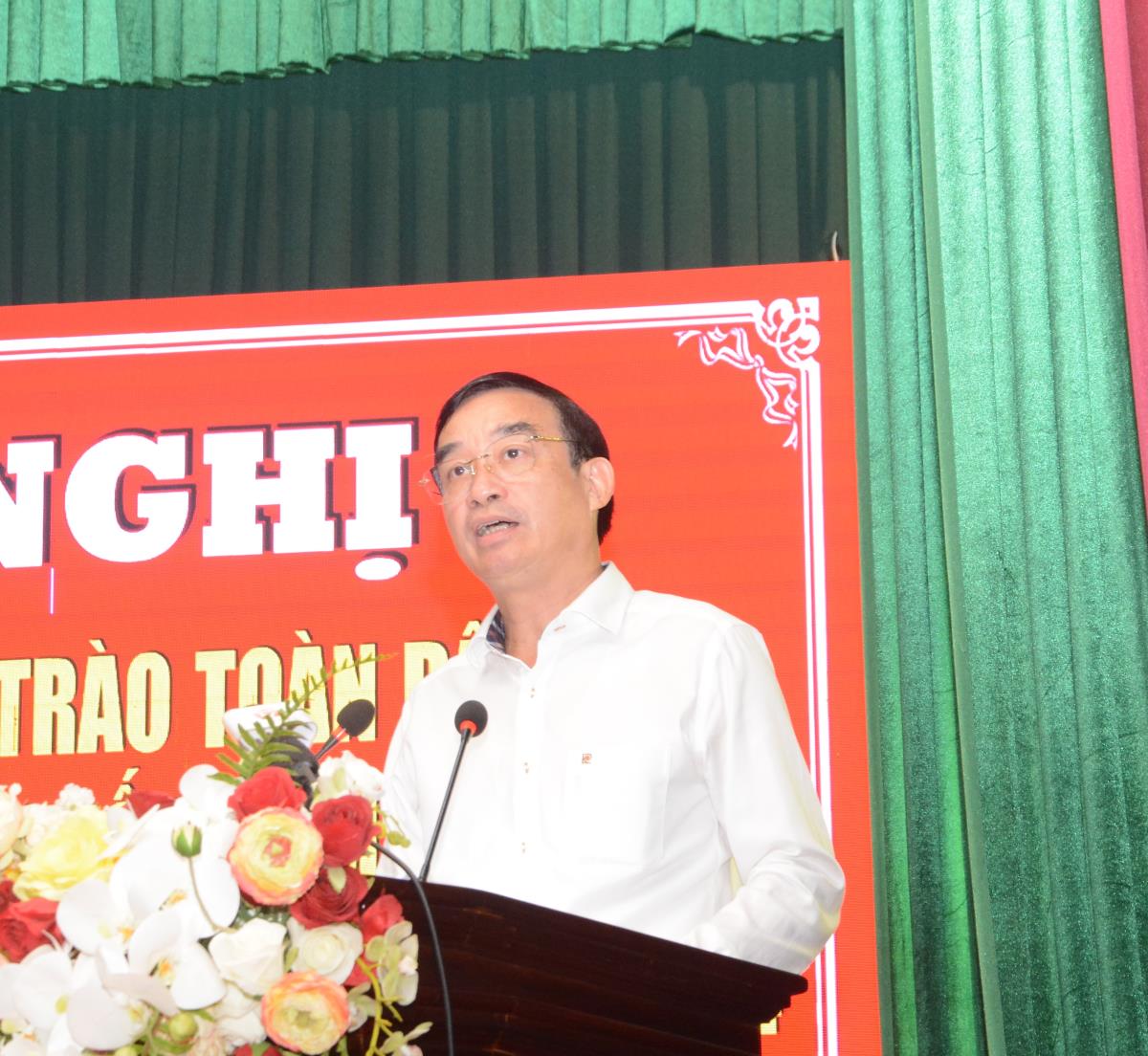Ông Ngô Xuân Thắng- Chủ tịch Ủy ban MTTQ Việt Nam TP Đà Nẵng trao Bằng khen của Chủ tịch UBND TP cho các tập thể và cá nhân.