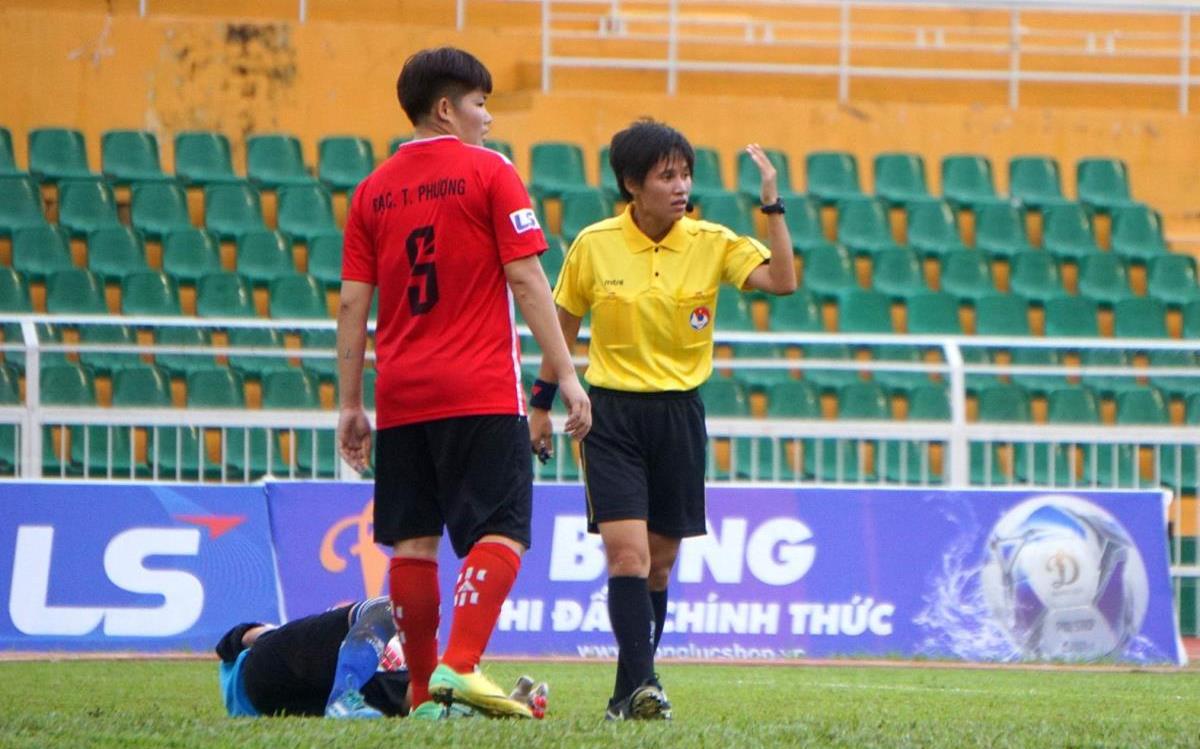 Nữ trọng tài Lê Thị Ly điều hành một trận đấu ở giải vô địch quốc gia nữ.