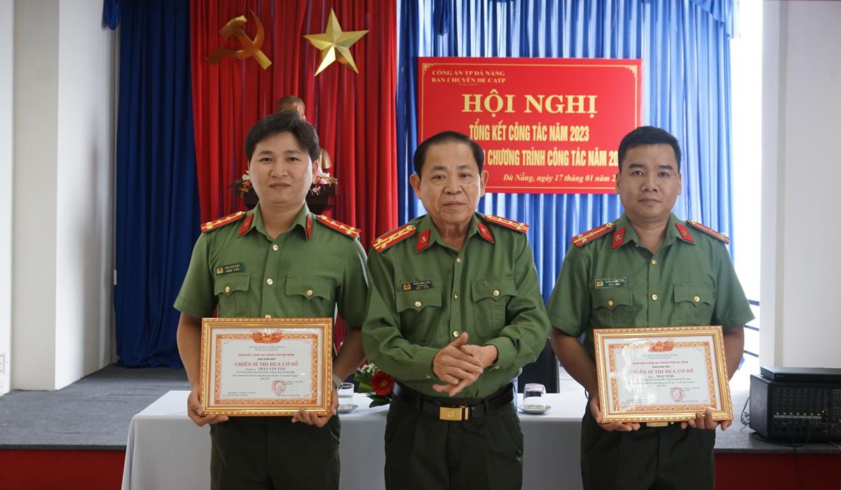 Thượng tá Nguyễn Quang Sang- Phó trưởng ban phụ trách Ban Chuyên đề báo cáo kết quả công tác năm 2023 và phương hướng, nhiệm vụ năm 2024.