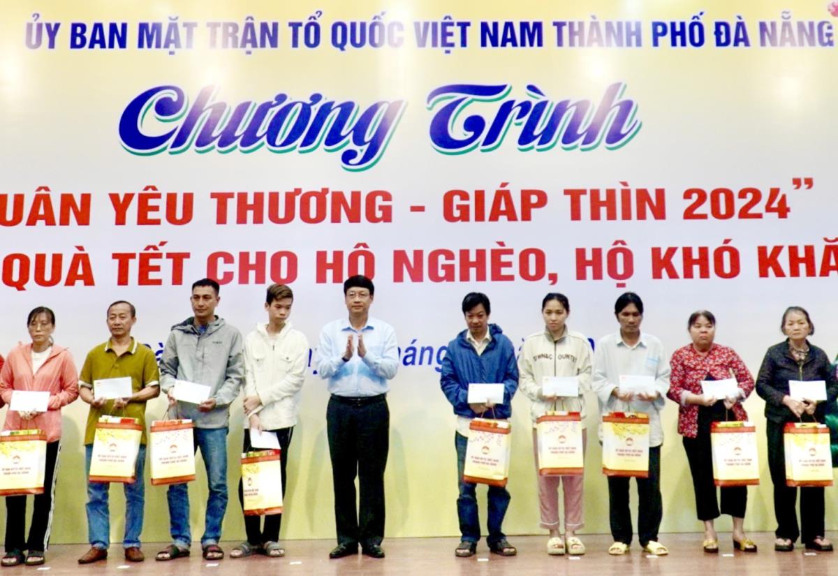 Ông Ngô Xuân Thắng-Chủ tịch Ủy ban MTTQ Việt Nam TP Đà Nẵng trao quà cho các hộ nghèo.