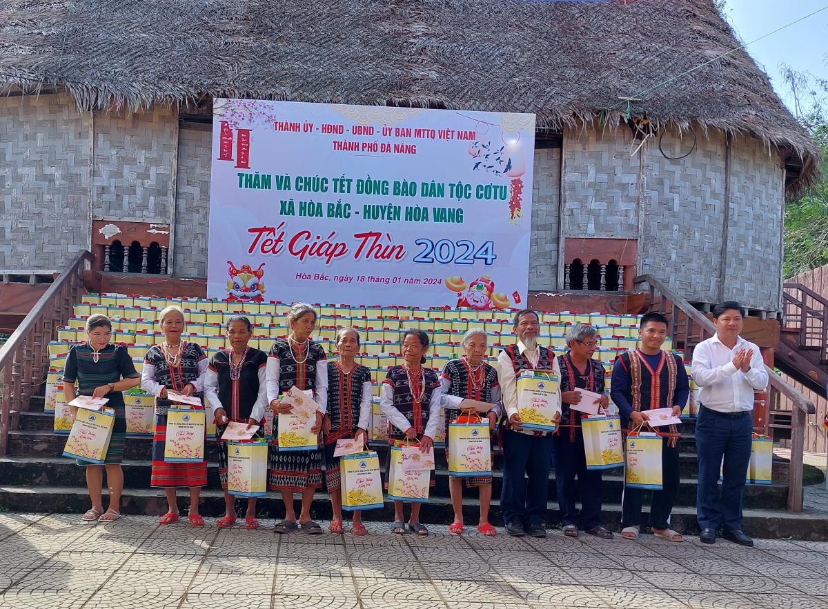 Lãnh đạo Ủy ban MTTQ Việt Nam, Sở LĐ-TB&XH TP Đà Nẵng tặng quà cho bà con người Hoa tại xã Hòa Ninh.