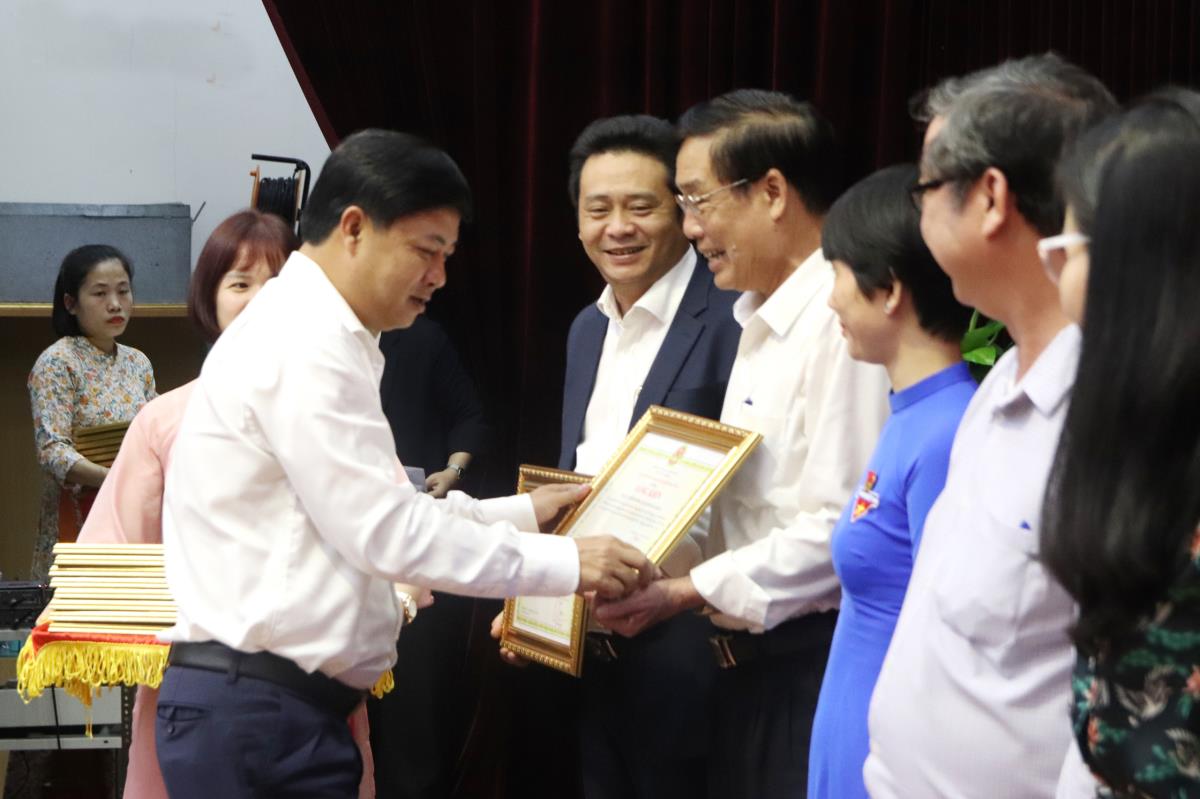 Phó Chủ tịch Thường trực UBND TP Đà Nẵng Hồ Kỳ Minh tặng Bằng khen cho các tập thể và cá nhân.