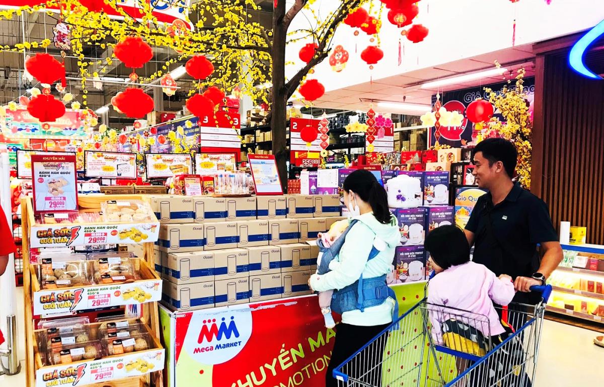 Người dân TP Đà Nẵng đã bắt đầu đi mua sắm tết. Trong ảnh: Quầy bán hàng tết bình ổn tại Siêu thị MM Mega Market Đà Nẵng.