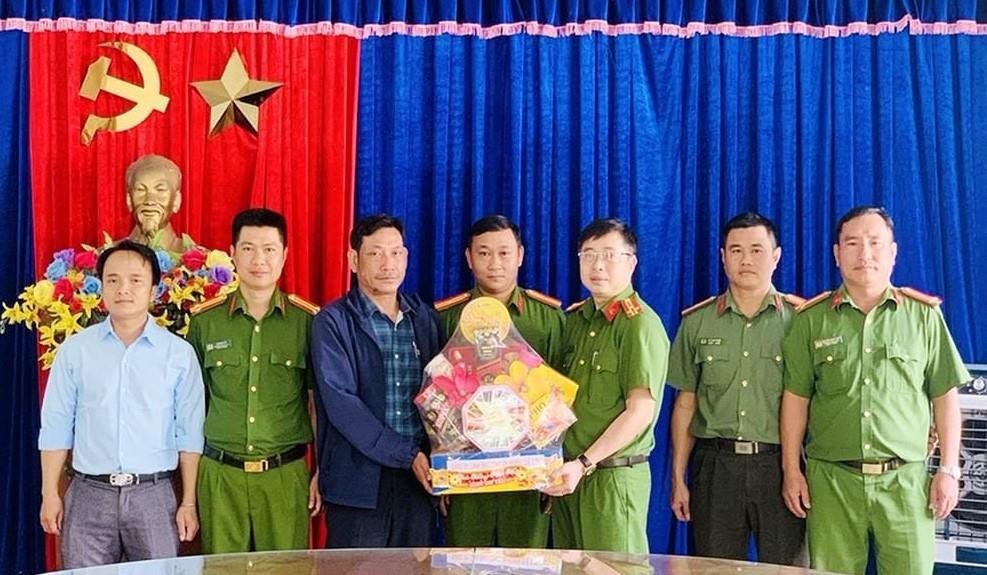 Công an huyện Quế Sơn tặng quà cho các em học sinh.