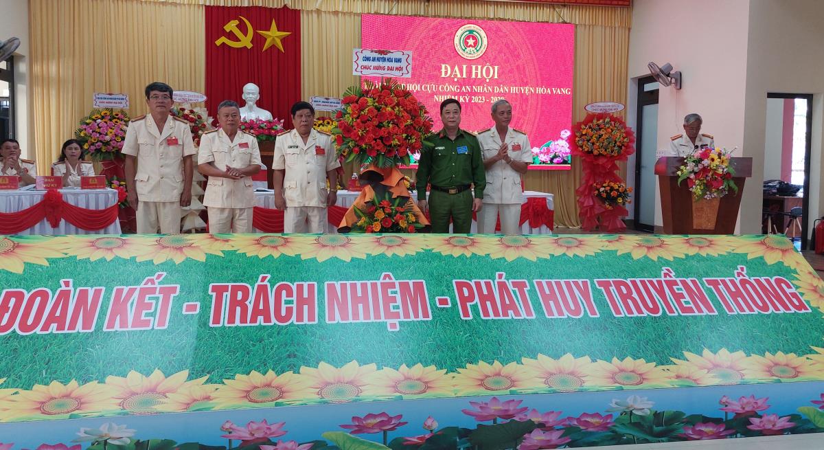 Đai tá Trần Mưu- Phó Chủ tịch Hội Cựu Công an nhân dân TP Đà Nẵng tặng hoa chúc mừng Đại hội