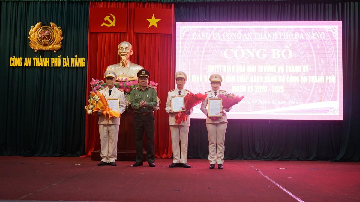 Đại tá Phan Văn Dũng - Phó Giám đốc Công an TP Đà Nẵng trao Giấy khen của Giám đốc Công an TP cho các tập thể, cá nhân có thành tích xuất sắc.