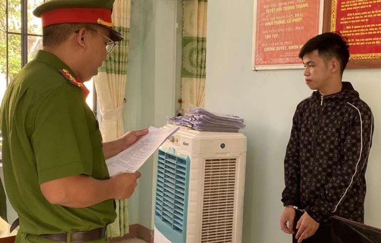 Cơ quan CSĐT thi hành Lệnh bắt tạm giam đối với Huy.