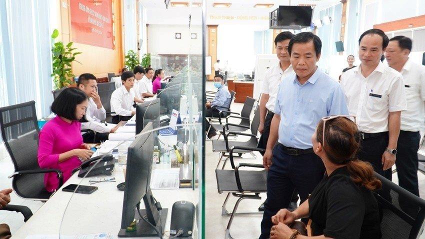 Chủ tịch UBND tỉnh Nguyễn Văn Phương kiểm tra các thủ tục hướng dẫn hỗ trợ DN tại trung tâm hành chính công.