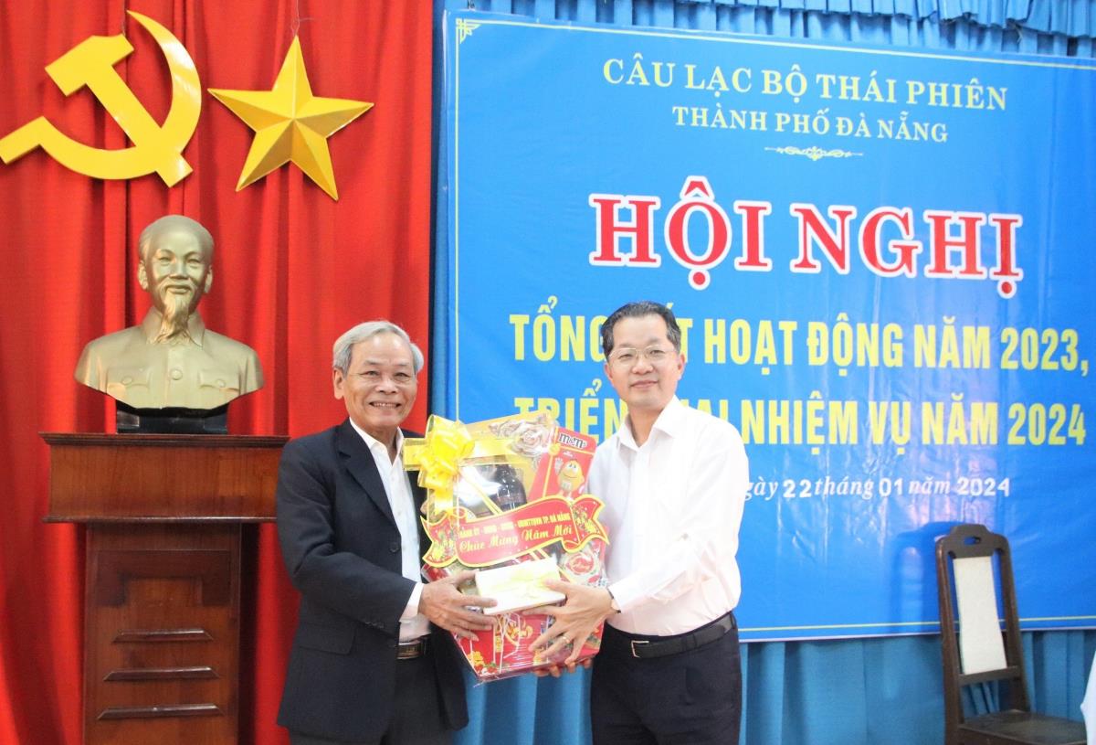 Bí thư Thành ủy Nguyễn Văn Quảng trao quà cho CLB Thái Phiên.