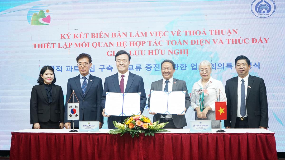 Ông Kim Sung Jei - Thị trưởng TP UiWang và ông Lê Tự Gia Thạnh - Chủ tịch UBND quận Hải Châu ký kết biên bản thỏa thuận.