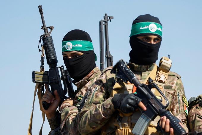 Các tay súng Hamas ở Gaza hồi tháng 7-2023. Ảnh: Reuters