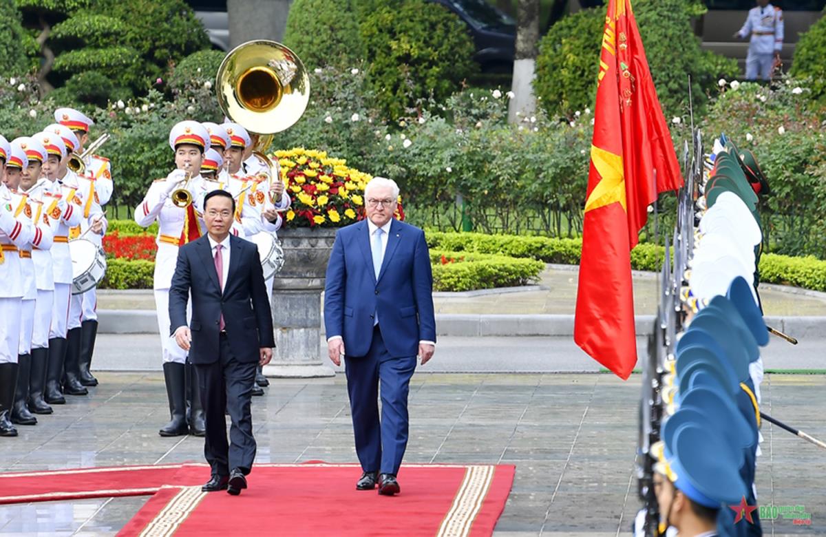 Chủ tịch nước Võ Văn Thưởng và Tổng thống Frank - Walter Steinmeier duyệt Đội danh dự Quân đội nhân dân Việt Nam.
