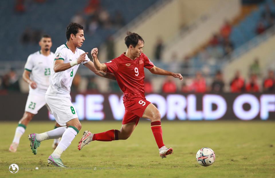 Trận “tái đấu” giữa đội tuyển Việt Nam (phải) và đội tuyển Iraq hứa hẹn có lối chơi cống hiến.