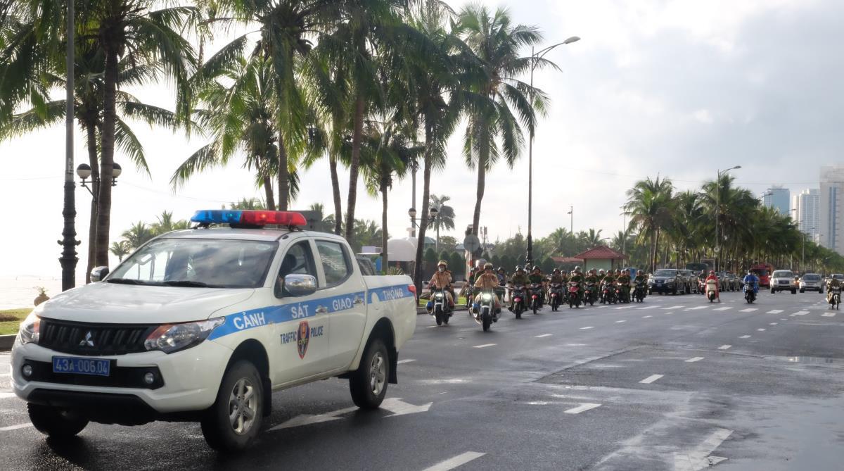 Công an quận Sơn Trà ra quân trấn áp các loại tội phạm và các vi phạm liên quan đến trật tự đô thị, vi phạm an toàn giao thông.