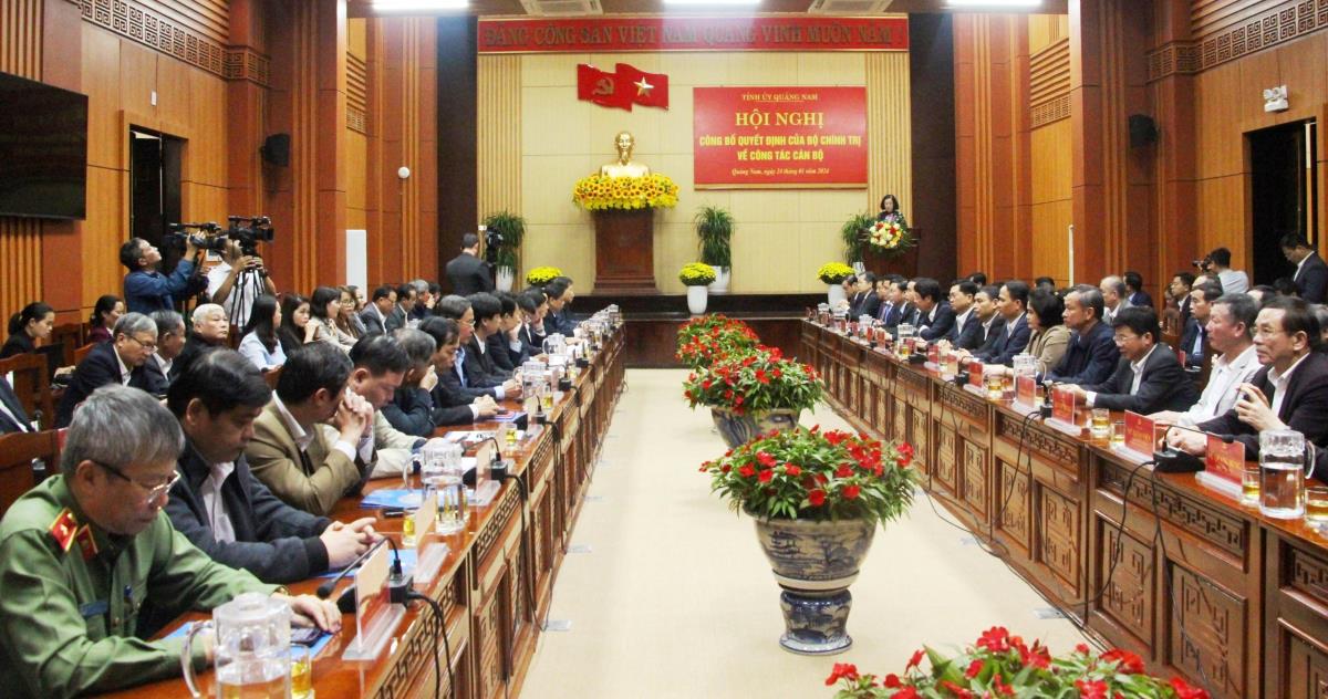 Đại diện lãnh đạo TP Đà Nẵng trao tặng 500 triệu đồng hỗ trợ gia đình khó khăn của Quảng Nam nhân dịp Tết Nguyên đán Giáp Thìn 2024.
