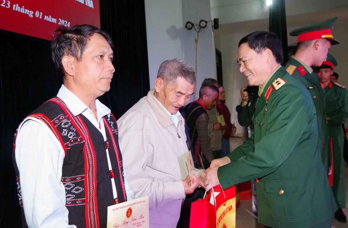Trung tướng Phạm Trường Sơn và các Đại biểu tặng quà cho các gia đình có hoàn cảnh khó khăn trên địa bàn tỉnh Thừa Thiên-Huế