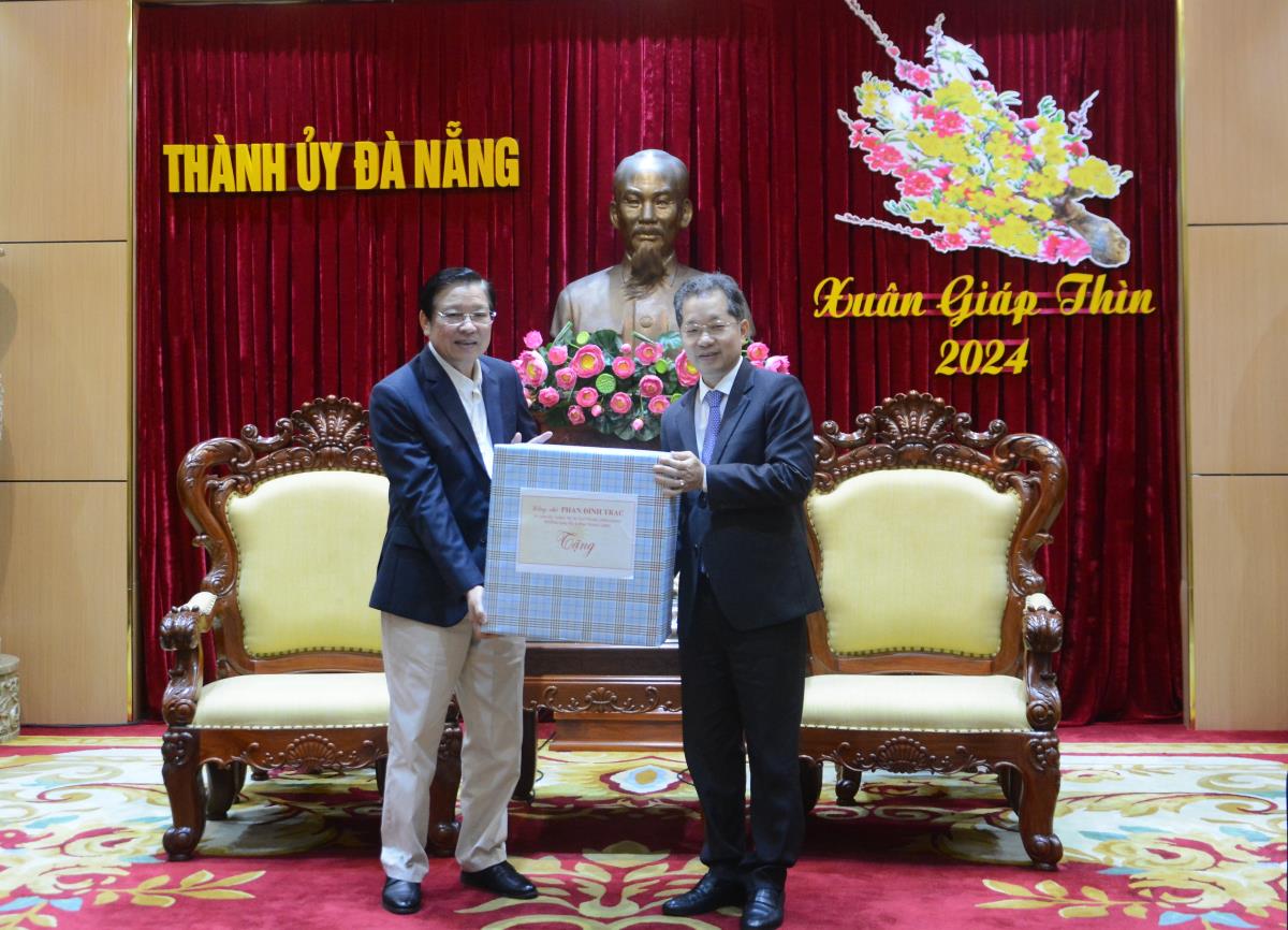 Bộ Tư lệnh Vùng Cảnh sát biển 2 chúc Tết và tặng quà cho Thành ủy Đà Nẵng.