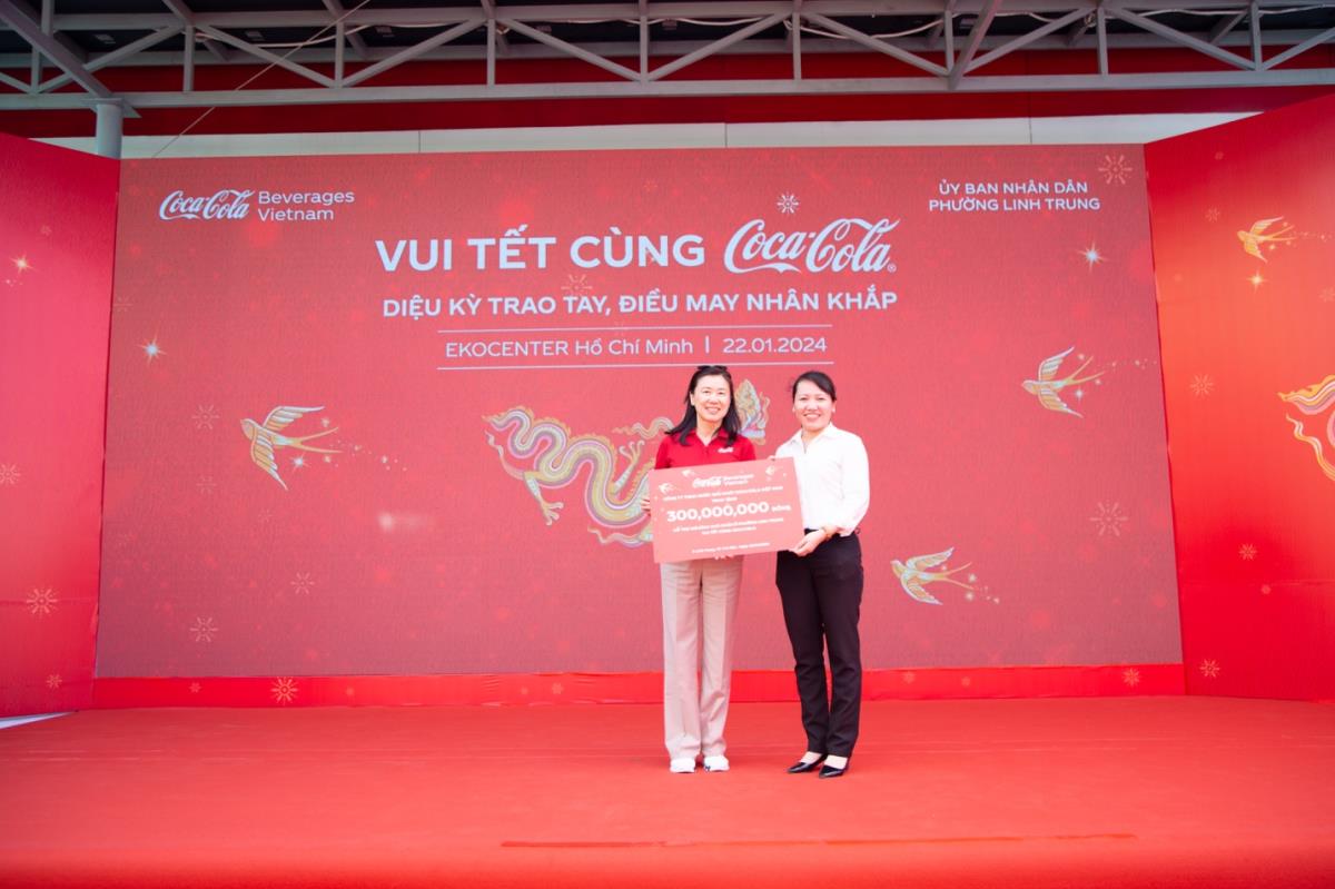 Coca-Cola Việt Nam trao tặng 550 phần quà Tết cho người dân và các hộ gia đình có hoàn cảnh khó khăn trên địa bàn Thành phố Hồ Chí Minh.