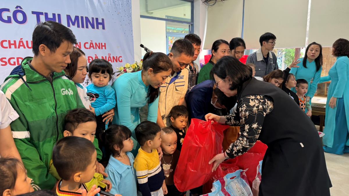 Thứ trưởng Ngô Thị Minh tặng nhiều phần quà Tết cho phụ huynh khó khăn có con đang học tại Trung tâm.