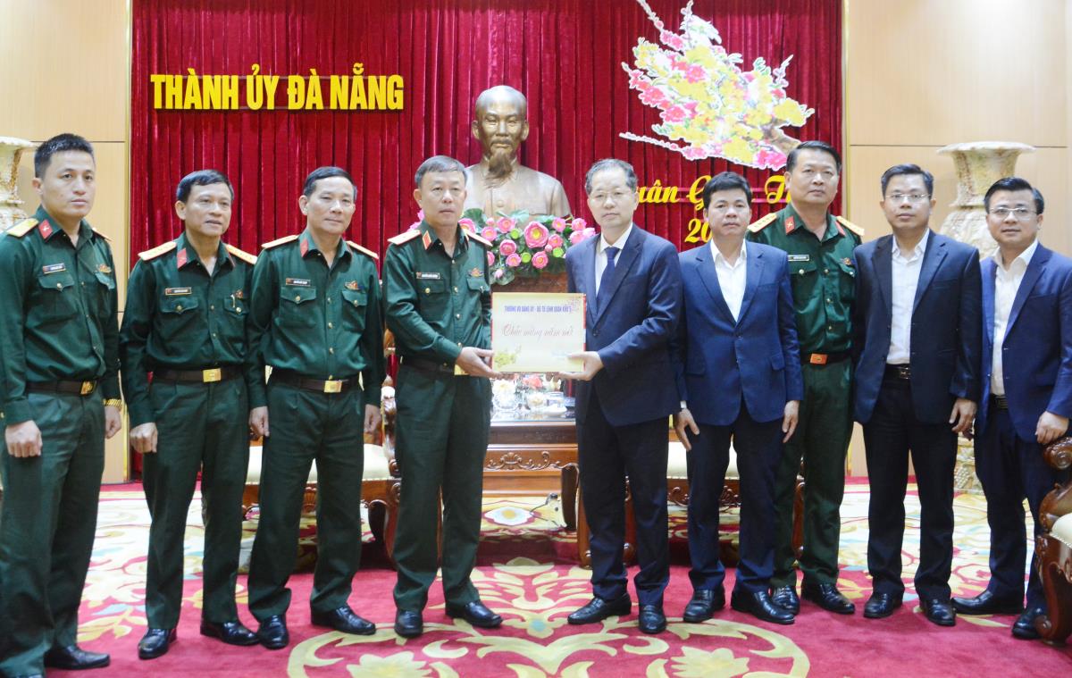 Thiếu tướng Nguyễn Quốc Hương - Phó Tư lệnh Quân khu 5 chúc Tết Thành ủy Đà Nẵng.