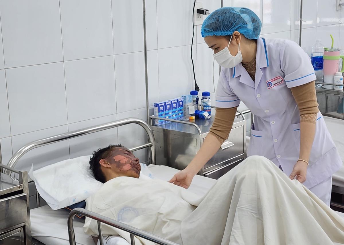 Bệnh viện Đà Nẵng đang điều trị cho bệnh nhân đa chấn thương nghi do pháo nổ.