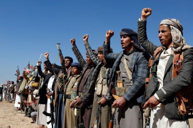 Lực lượng Houthi ở Yemen tổ chức biểu tình phản đối các cuộc tấn công của Mỹ và Anh vào các địa điểm gần Sanaa. Ảnh: AP