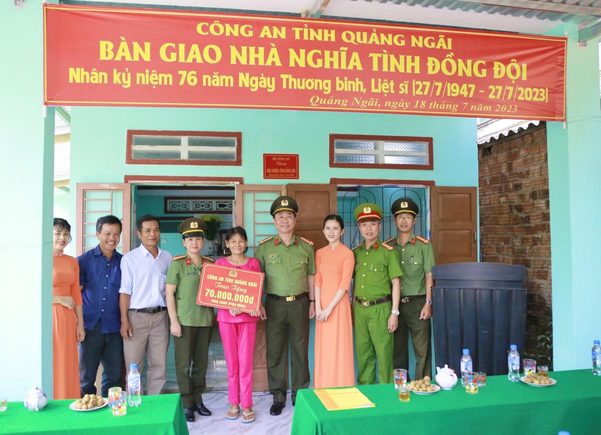 Đại tá Phan Công Bình - Giám đốc Công an tỉnh Quảng Ngãi tặng nhà nghĩa tình đồng đội cho thân nhân liệt sĩ.