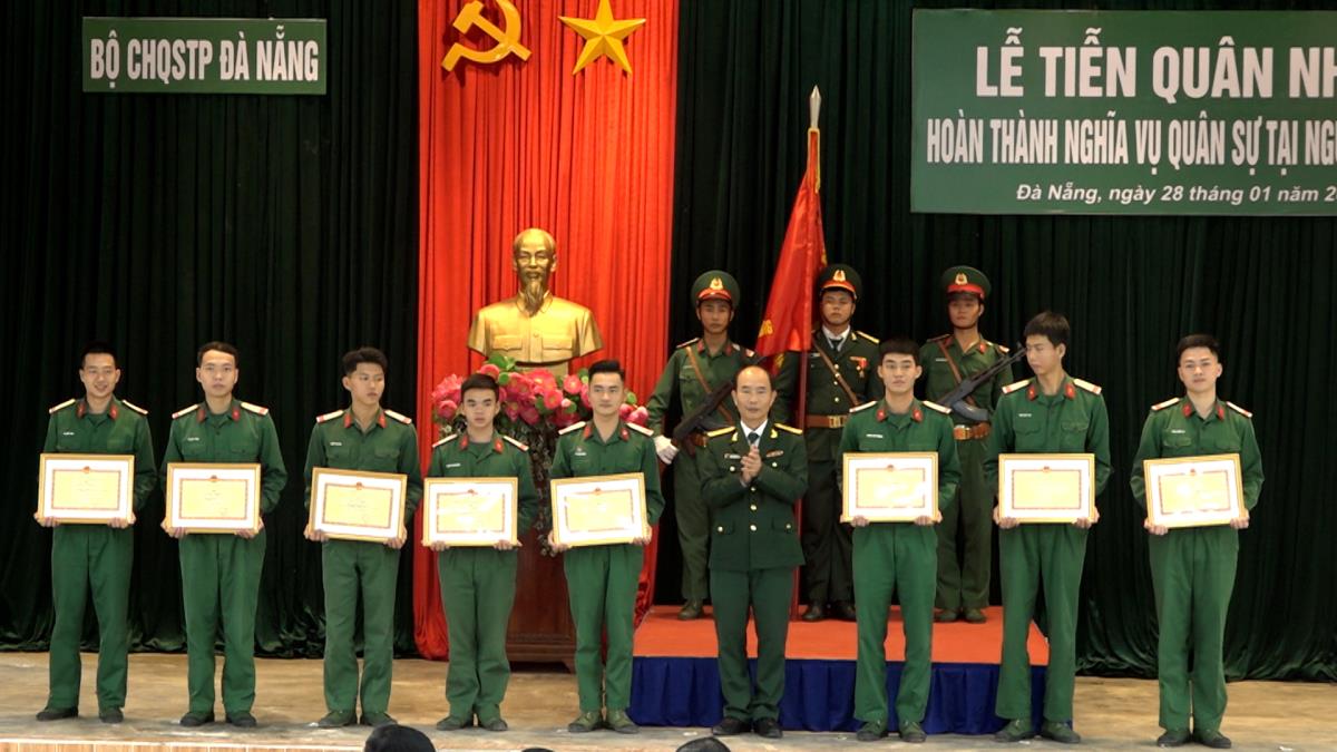 Đại tá Trần Quang Chánh trao giấy khen cho các chiến sĩ có thành tích xuất sắc trong thời gian tại ngũ.