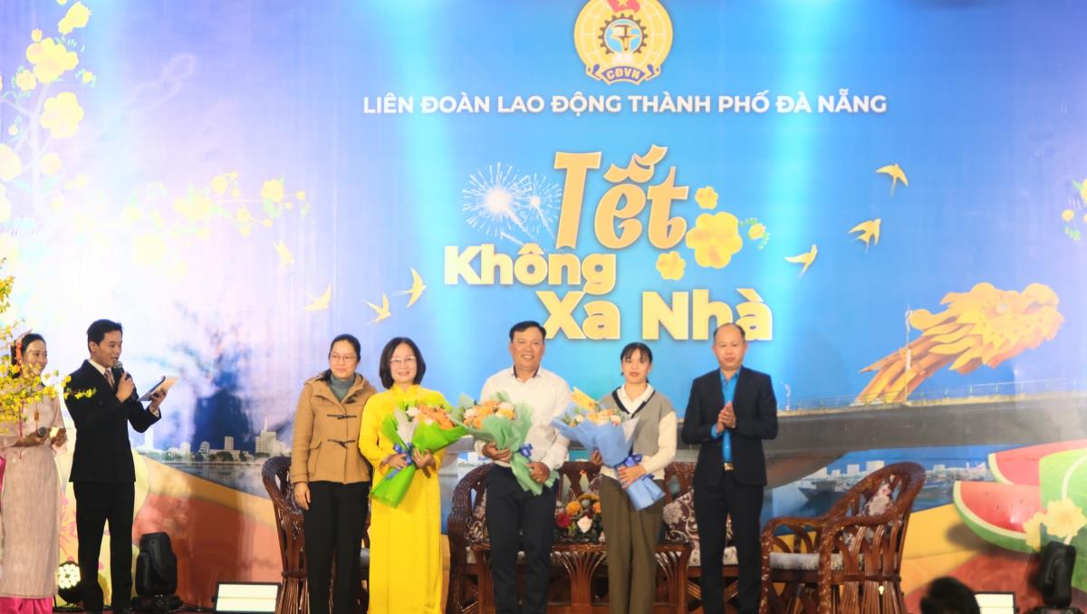 Hàng ngàn suất quà tết đã được trao tận tay người nghèo Đà Nẵng.