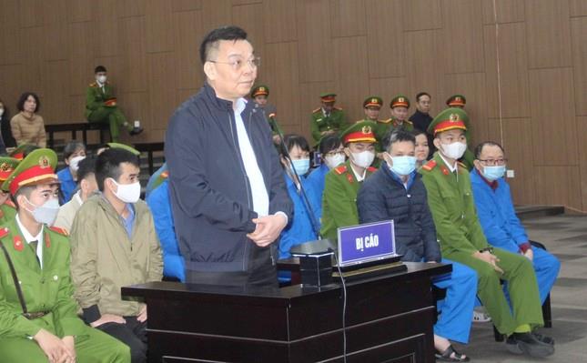 Cựu Bộ trưởng Bộ Y tế Nguyễn Thanh Long được dẫn giải đến phiên tòa.