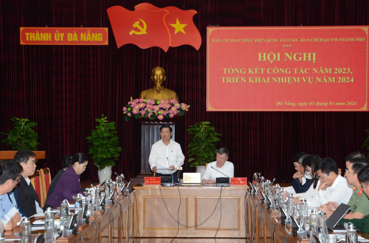Phó Bí thư Thường trực Thành ủy Lương Nguyễn Minh Triết tặng bằng khen cho các tập thể và cá nhân.