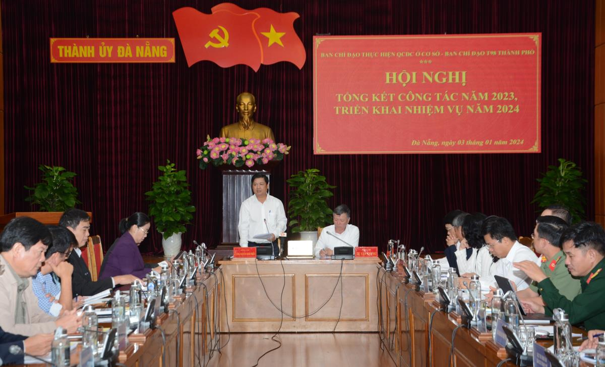 Phó Bí thư Thường trực Thành ủy Lương Nguyễn Minh Triết biểu dương các tập thể, cá nhân có thành tích xuất sắc