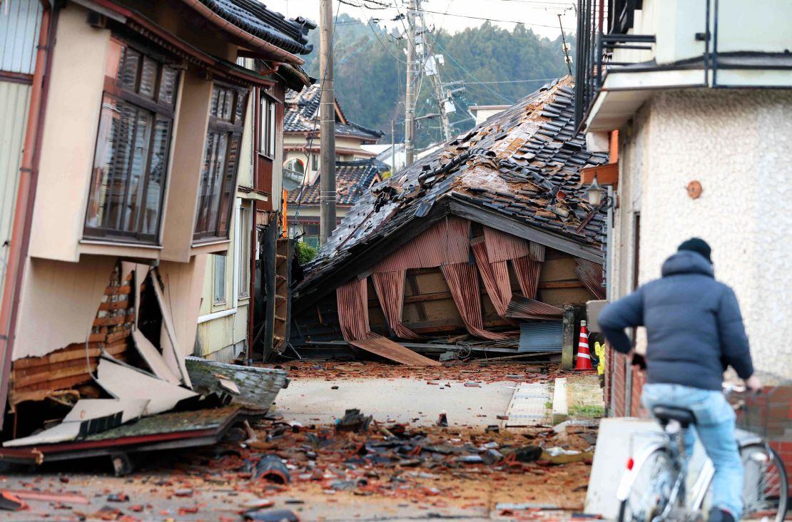 Các ngôi nhà bị hư hại sau trận động đất. Ảnh: CNN
