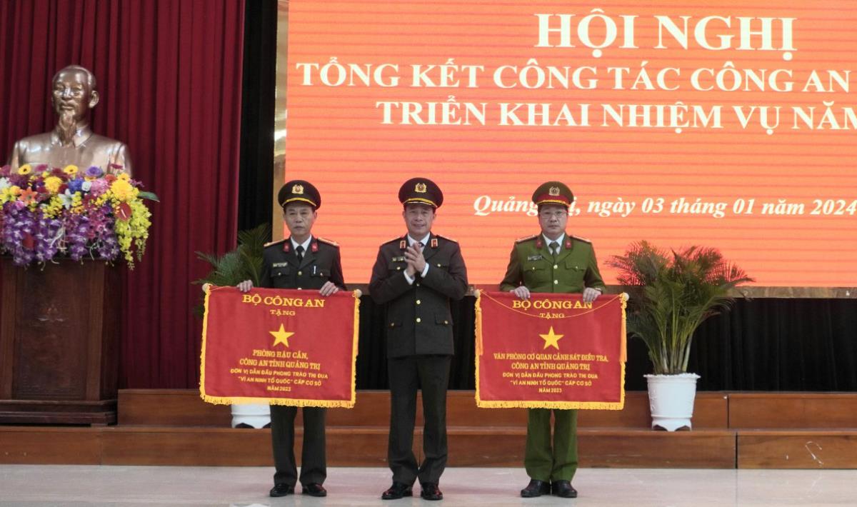 Thứ trưởng Lê Quốc Hùng trao Cờ thi đua của Bộ Công an cho các đơn vị xuất sắc của Công an Quảng Bình.
