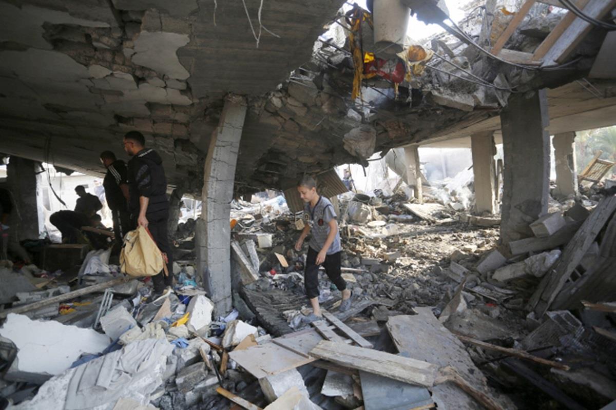 Người dân tìm thực phẩm, nhu yếu phẩm dưới đống đổ nát ở Deir al-Balah, miền trung Dải Gaza, ngày 4-12. Ảnh: AFP