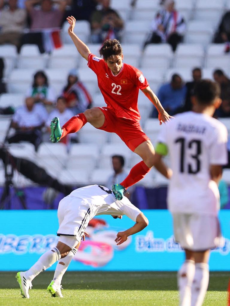 Tình huống Khuất Văn Khang phải nhận thẻ vàng thứ 2 từ trọng tài ở trận đối đầu với đội tuyển Iraq.
