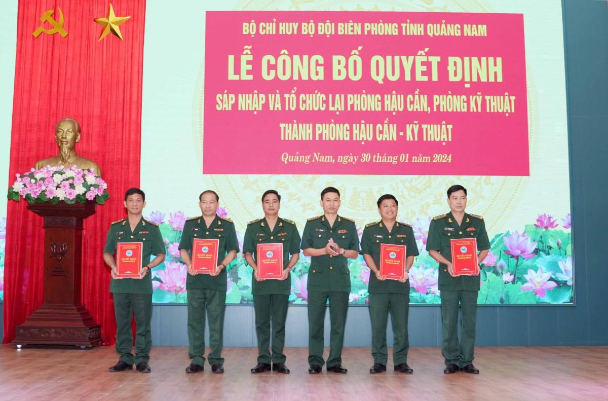 Đại tá Trần Tiến Hiền - Chỉ huy trưởng BĐBP tỉnh Quảng Nam trao quyết định điều động, bổ nhiệm nhân sự Phòng Hậu cần - kỹ thuật.