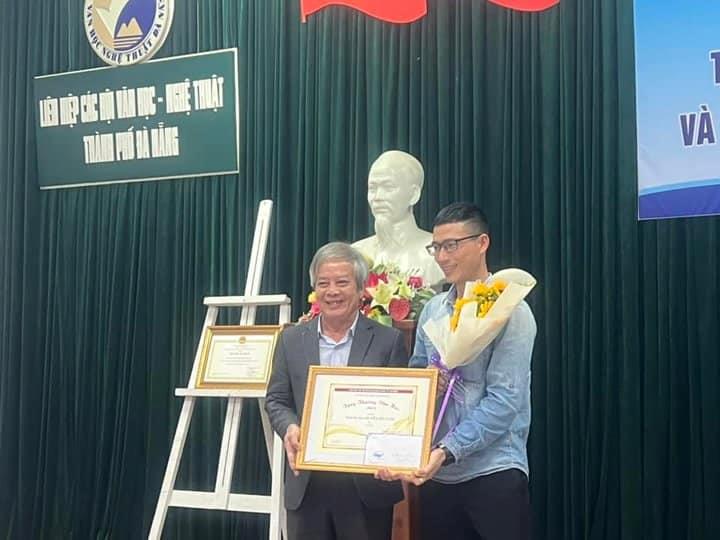 Tác giả Lê Hải Kỳ được trao Tặng thưởng Văn học 2023 của Hội với tập thơ "Trăng hạ huyền đã cháy" (NXB Đà Nẵng).