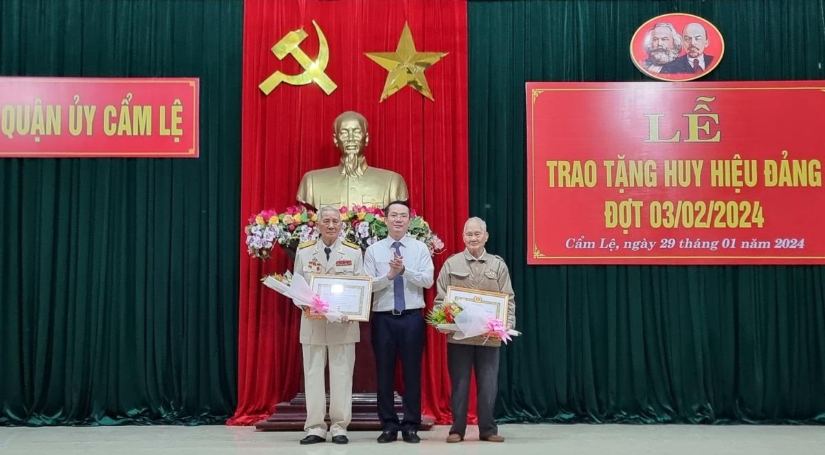 Ông Nguyễn Văn Hùng - Bí thư Quận ủy Cẩm Lệ trao huy hiệu Đảng đợt 3-2 cho các đảng viên đủ tiêu chuẩn.