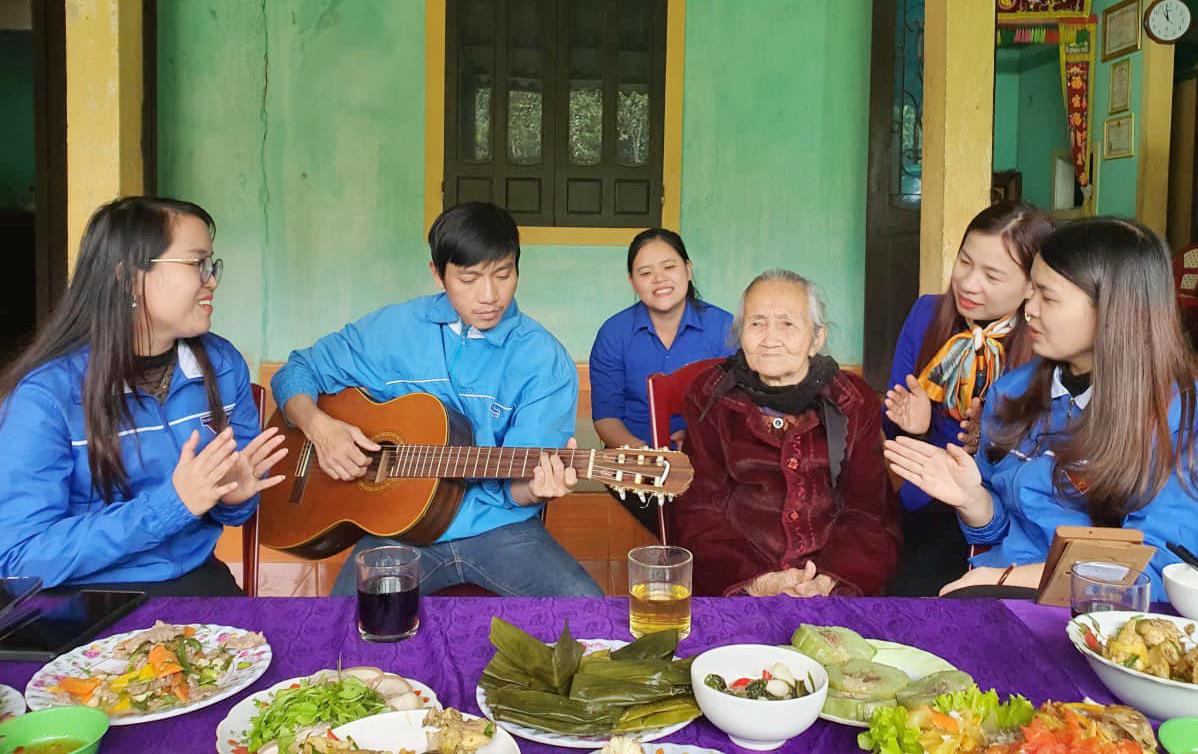 Tuổi trẻ Vĩnh Linh tổ chức bữa cơm tất niên đầm ấm với Mẹ Việt Nam anh hùng.