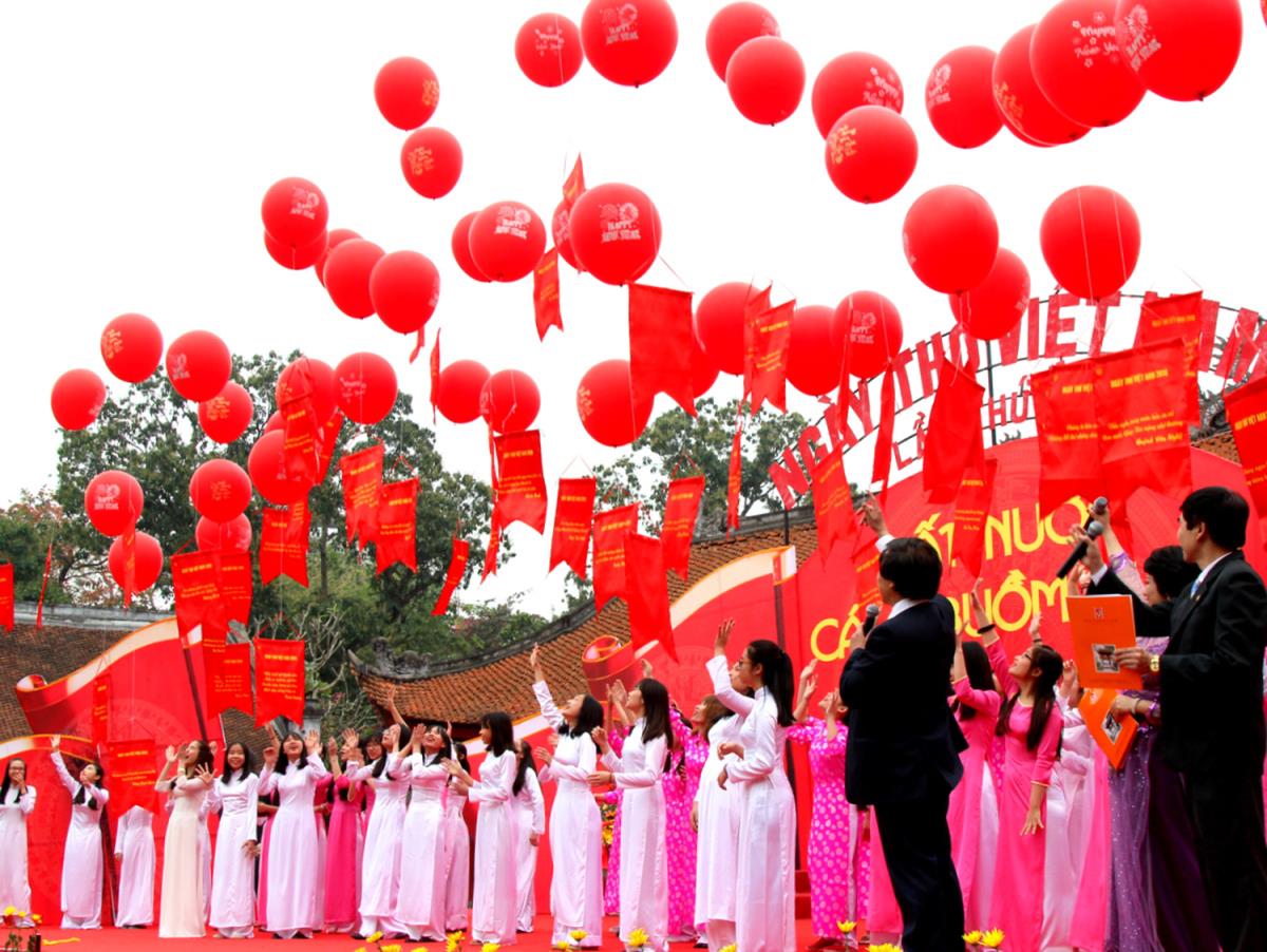 Hoạt động "Thả thơ" truyền thống không thể thiếu trong Ngày thơ Việt Nam hàng năm.