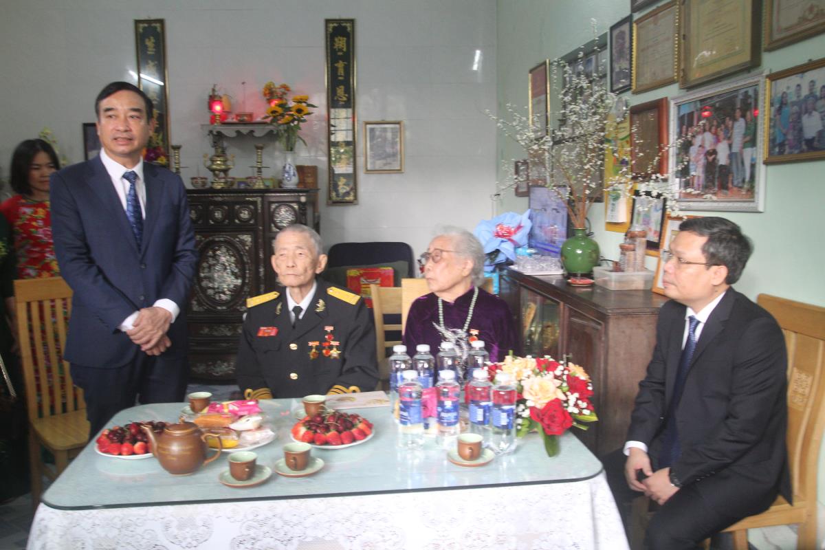 Chủ tịch UBND TP Đà Nẵng Lê Trung Chinh gắn và trao Huy hiệu 80 năm tuổi Đảng cho đồng chí Lê Đình Kiến