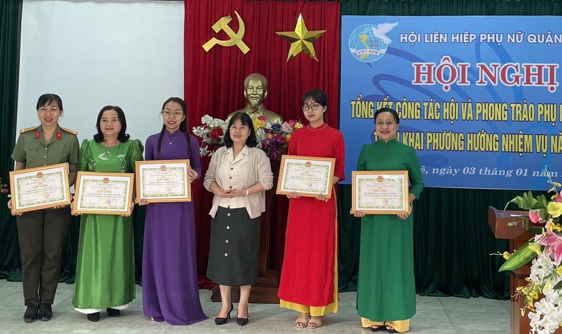 Các tập thể Hội Phụ nữ cơ sở nhận Giấy khen của Chủ tịch UBND quận Cẩm Lệ.