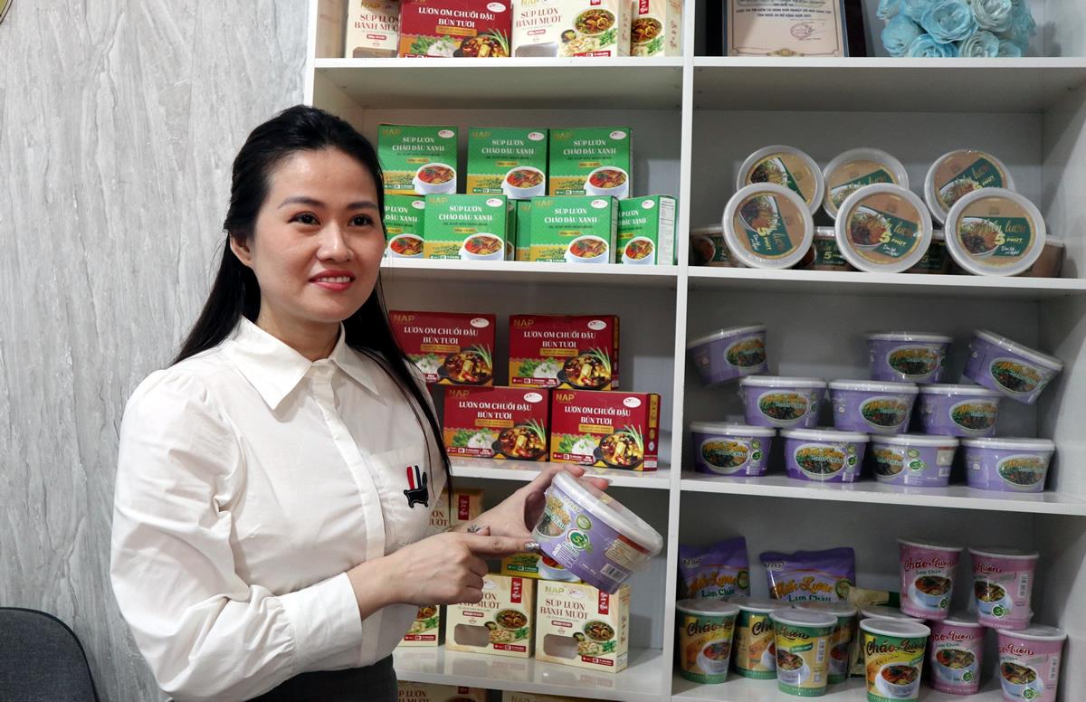 Chị Trần Thị Hà Nhung chia sẻ về quá trình cho ra đời sản phẩm lươn ăn liền.