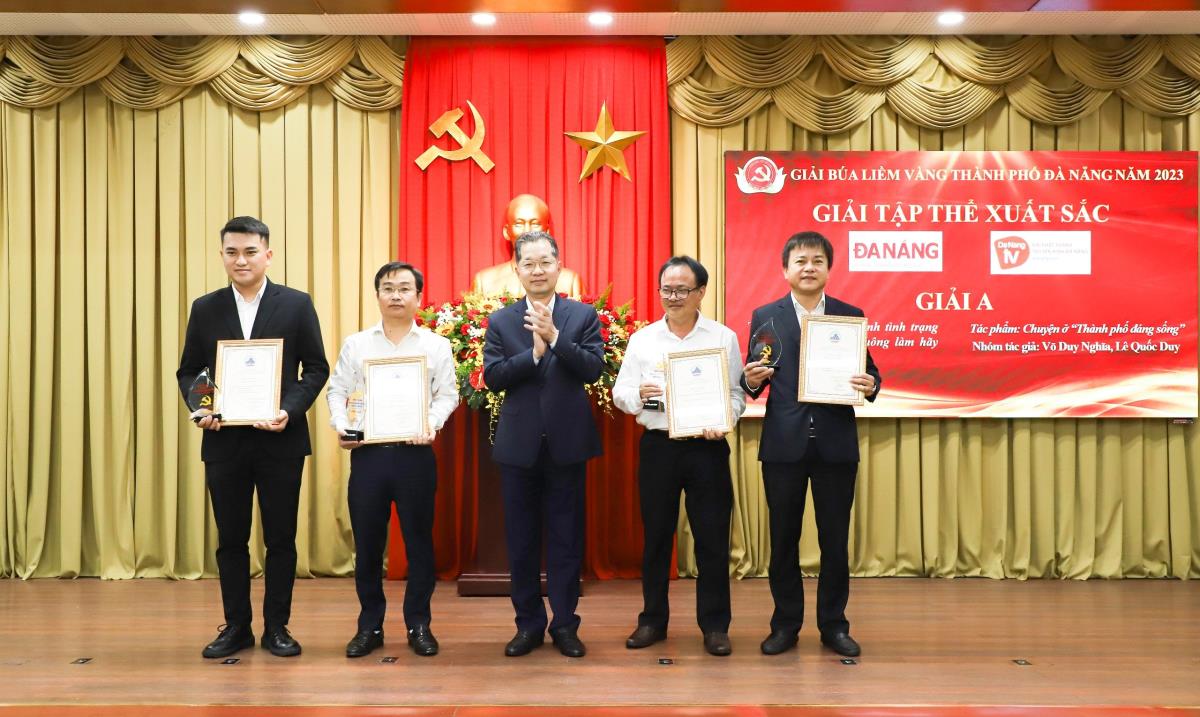 Phó trưởng Ban Tổ chức Thành ủy Nguyễn Trọng Hùng trao giải Khuyến khích cho các tác giả.