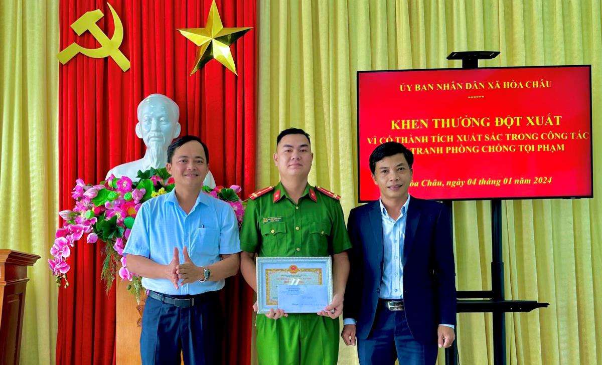 Lãnh đạo xã Hòa Châu khen thưởng đại diện Đội Cảnh sát hình sự và lực lượng tuần tra 8394 Công an xã.