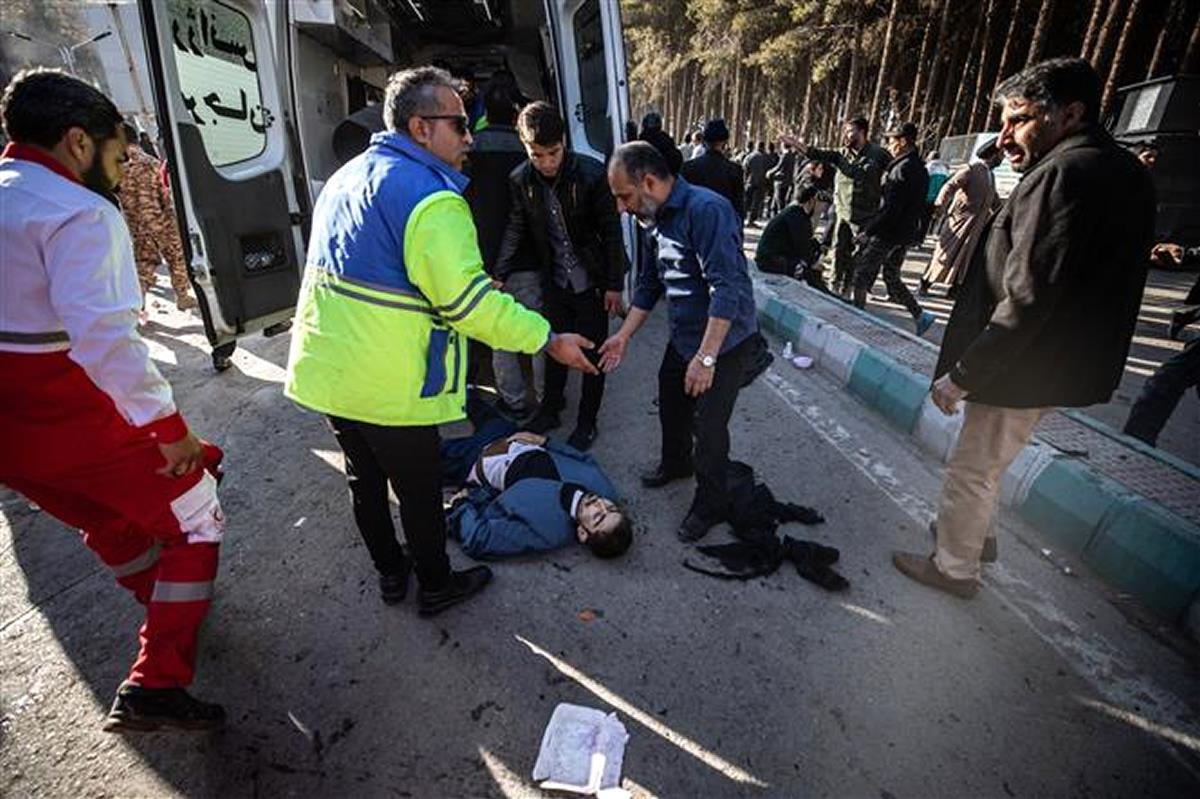 Một nạn nhân nằm bất động sau vụ nổ gần mộ tướng Qassem Soleimani. Ảnh: AFP