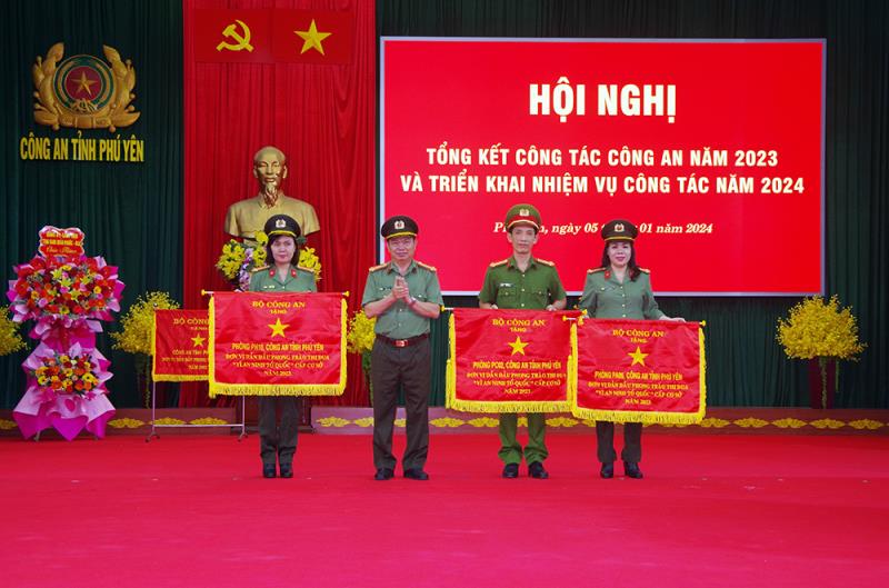 Giám đốc Công an tỉnh Phú Yên trao Cờ thi đua xuất sắc của Bộ Công an cho các tập thể.