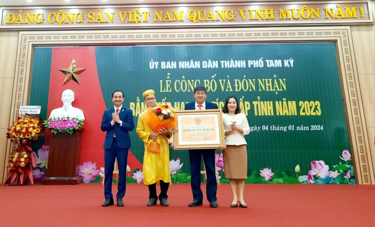 Lãnh đạo Sở VH-TT&DL tỉnh Quảng Nam trao Bằng di tích lịch sử cấp tỉnh cho chính quyền địa phương và đại diện gia tộc.