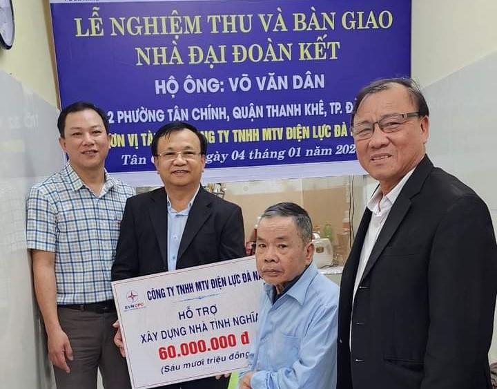 Đại diện PC Đà Nẵng và chính quyền địa phương hỗ trợ kinh phí xây dựng nhà cho hộ ông Võ Văn Dân